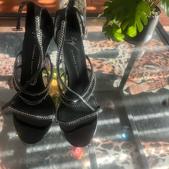 Giuseppe Zanotti Black Heels with Silver Chain Detail - Picture 4 of 6
